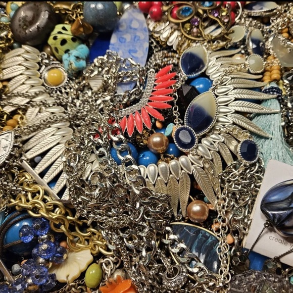 4 LBS Vintage jewelry lot - Picture 6 of 7
